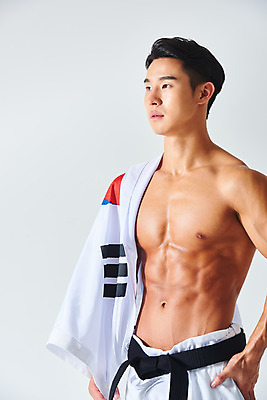 포토 JPG 스튜디오촬영 응시 남자 스포츠 근육 운동선수 실내 건강 도복 한명 서기 누끼 상반신 20대 성인 옆모습 운동 건강관리 힘 한국인 태극기 보디빌딩 흰배경 열정 유도선수 유도복 국가대표 검은띠 애국심 바디케어 성인남자한명만 바디프로필 국내포토 1 시선 옷 감정 스포츠용품 뷰포인트 백그라운드 모션 관리 사람 동양인 청년 내부 헬스 흰색 끈 국기 남자한명만 성인남자만 파일형식