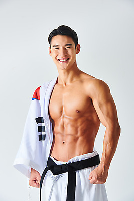 포토 JPG 스튜디오촬영 남자 스포츠 근육 운동선수 실내 건강 도복 한명 서기 미소 누끼 상반신 20대 성인 앞모습 운동 건강관리 힘 한국인 태극기 보디빌딩 흰배경 열정 유도선수 유도복 국가대표 검은띠 애국심 바디케어 성인남자한명만 바디프로필 국내포토 1 옷 감정 스포츠용품 뷰포인트 백그라운드 모션 표정 관리 사람 동양인 청년 내부 헬스 흰색 끈 국기 남자한명만 성인남자만 파일형식