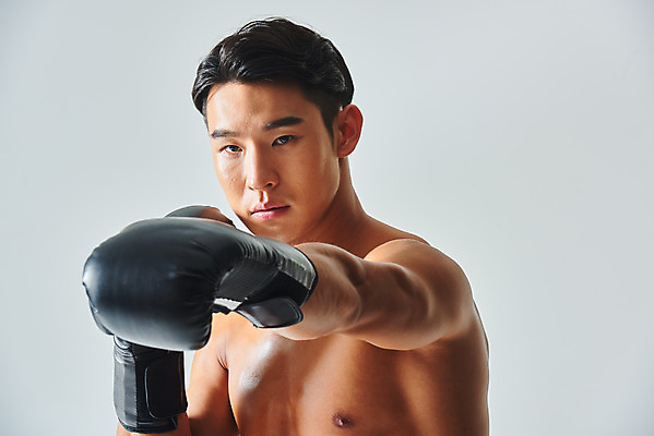 포토 JPG 스튜디오촬영 응시 남자 스포츠 포즈 다이어트 근육 운동선수 실내 건강 한명 서기 누끼 상반신 20대 성인 앞모습 운동 건강관리 헬스 힘 권투 한국인 권투글러브 권투선수 보디빌딩 흰배경 열정 바디케어 성인남자한명만 바디프로필 국내포토 1 시선 감정 뷰포인트 백그라운드 모션 관리 사람 동양인 청년 내부 격투기 글러브 흰색 남자한명만 성인남자만 파일형식