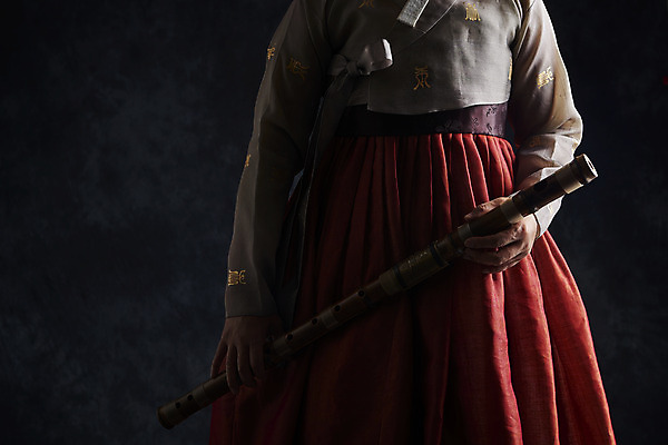 포토 JPG 스튜디오촬영 한국전통 여자 40대 중년 검은배경 실내 국악기 국악 한명 들기 상반신 앞모습 한국인 한복 오브젝트 대금 중년여자한명만 국내포토 1 전통 악기 음악 뷰포인트 백그라운드 모션 한국 사람 동양인 성인 내부 검은색 전통의상 목관악기 여자한명만 중년여자만 파일형식