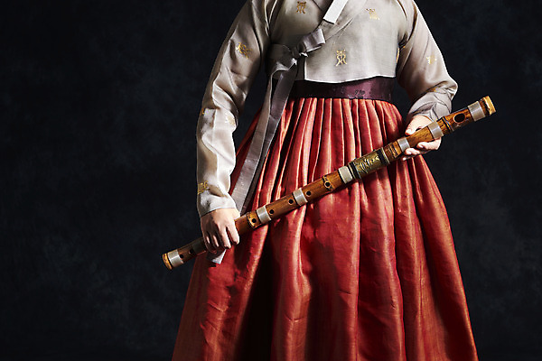 포토 JPG 스튜디오촬영 한국전통 여자 40대 중년 검은배경 실내 국악기 국악 한명 들기 상반신 앞모습 한국인 한복 오브젝트 대금 중년여자한명만 국내포토 1 전통 악기 음악 뷰포인트 백그라운드 모션 한국 사람 동양인 성인 내부 검은색 전통의상 목관악기 여자한명만 중년여자만 파일형식