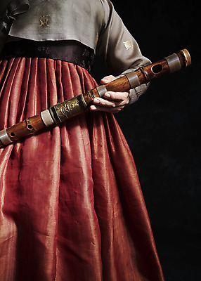 포토 JPG 스튜디오촬영 한국전통 여자 40대 중년 검은배경 실내 국악기 국악 한명 들기 상반신 앞모습 한국인 한복 오브젝트 대금 중년여자한명만 국내포토 1 전통 악기 음악 뷰포인트 백그라운드 모션 한국 사람 동양인 성인 내부 검은색 전통의상 목관악기 여자한명만 중년여자만 파일형식