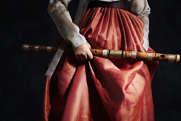 포토 JPG 스튜디오촬영 한국전통 여자 40대 중년 검은배경 실내 국악기 국악 한명 들기 상반신 앞모습 한국인 한복 오브젝트 대금 중년여자한명만 국내포토 1 전통 악기 음악 뷰포인트 백그라운드 모션 한국 사람 동양인 성인 내부 검은색 전통의상 목관악기 여자한명만 중년여자만 파일형식