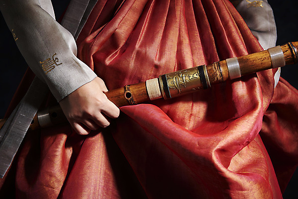 포토 JPG 스튜디오촬영 한국전통 여자 40대 중년 검은배경 실내 국악기 국악 한명 들기 상반신 앞모습 한국인 한복 오브젝트 대금 중년여자한명만 국내포토 1 전통 악기 음악 뷰포인트 백그라운드 모션 한국 사람 동양인 성인 내부 검은색 전통의상 목관악기 여자한명만 중년여자만 파일형식