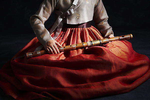 포토 JPG 스튜디오촬영 한국전통 여자 40대 중년 검은배경 실내 국악기 국악 한명 들기 앉기 앞모습 한국인 하반신 한복 오브젝트 대금 중년여자한명만 국내포토 1 전통 악기 음악 뷰포인트 백그라운드 모션 한국 사람 동양인 성인 내부 검은색 전통의상 목관악기 여자한명만 중년여자만 파일형식