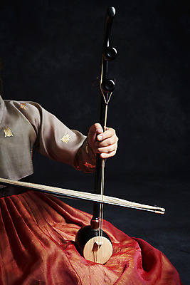 포토 JPG 스튜디오촬영 한국전통 여자 40대 중년 연주 검은배경 실내 국악기 국악 한명 상반신 앞모습 한국인 한복 오브젝트 해금 중년여자한명만 국내포토 1 전통 악기 음악 뷰포인트 백그라운드 현악기 한국 사람 동양인 성인 내부 검은색 전통의상 여자한명만 중년여자만 파일형식
