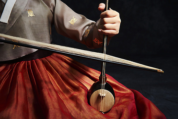 포토 JPG 스튜디오촬영 한국전통 여자 40대 중년 연주 검은배경 실내 국악기 국악 한명 상반신 앞모습 한국인 한복 오브젝트 해금 중년여자한명만 국내포토 1 전통 악기 음악 뷰포인트 백그라운드 현악기 한국 사람 동양인 성인 내부 검은색 전통의상 여자한명만 중년여자만 파일형식