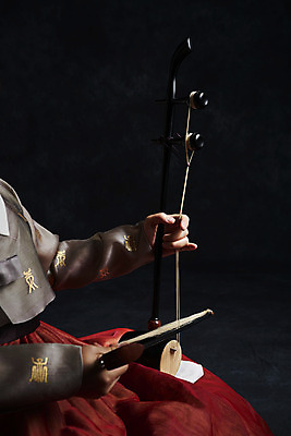 포토 JPG 스튜디오촬영 한국전통 여자 40대 중년 연주 검은배경 실내 국악기 국악 한명 상반신 옆모습 한국인 한복 오브젝트 해금 중년여자한명만 국내포토 1 전통 악기 음악 뷰포인트 백그라운드 현악기 한국 사람 동양인 성인 내부 검은색 전통의상 여자한명만 중년여자만 파일형식