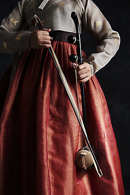 포토 JPG 스튜디오촬영 한국전통 여자 40대 중년 검은배경 실내 국악기 국악 한명 들기 상반신 앞모습 한국인 한복 오브젝트 해금 중년여자한명만 국내포토 1 전통 악기 음악 뷰포인트 백그라운드 모션 현악기 한국 사람 동양인 성인 내부 검은색 전통의상 여자한명만 중년여자만 파일형식