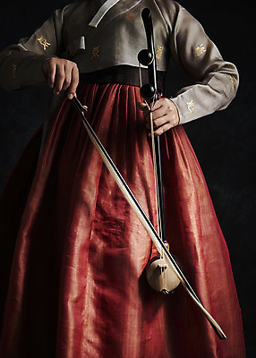 포토 JPG 스튜디오촬영 한국전통 여자 40대 중년 검은배경 실내 국악기 국악 한명 들기 상반신 앞모습 한국인 한복 오브젝트 해금 중년여자한명만 국내포토 1 전통 악기 음악 뷰포인트 백그라운드 모션 현악기 한국 사람 동양인 성인 내부 검은색 전통의상 여자한명만 중년여자만 파일형식