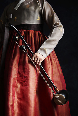 포토 JPG 스튜디오촬영 한국전통 여자 40대 중년 검은배경 실내 국악기 국악 한명 들기 상반신 앞모습 한국인 한복 오브젝트 해금 중년여자한명만 국내포토 1 전통 악기 음악 뷰포인트 백그라운드 모션 현악기 한국 사람 동양인 성인 내부 검은색 전통의상 여자한명만 중년여자만 파일형식