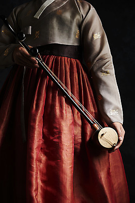 포토 JPG 스튜디오촬영 한국전통 여자 40대 중년 검은배경 실내 국악기 국악 한명 들기 상반신 앞모습 한국인 한복 오브젝트 해금 중년여자한명만 국내포토 1 전통 악기 음악 뷰포인트 백그라운드 모션 현악기 한국 사람 동양인 성인 내부 검은색 전통의상 여자한명만 중년여자만 파일형식