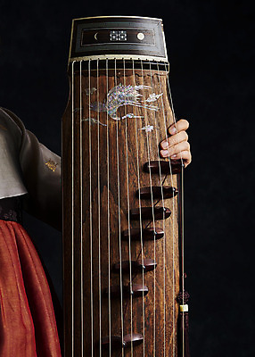 포토 JPG 스튜디오촬영 한국전통 여자 40대 중년 검은배경 실내 국악기 국악 한명 들기 상반신 앞모습 한국인 한복 오브젝트 가야금 중년여자한명만 국내포토 1 전통 악기 음악 뷰포인트 백그라운드 모션 현악기 한국 사람 동양인 성인 내부 검은색 전통의상 여자한명만 중년여자만 파일형식