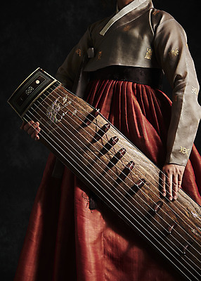 포토 JPG 스튜디오촬영 한국전통 여자 40대 중년 검은배경 실내 국악기 국악 한명 들기 상반신 앞모습 한국인 한복 오브젝트 가야금 중년여자한명만 국내포토 1 전통 악기 음악 뷰포인트 백그라운드 모션 현악기 한국 사람 동양인 성인 내부 검은색 전통의상 여자한명만 중년여자만 파일형식