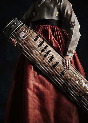 포토 JPG 스튜디오촬영 한국전통 여자 40대 중년 검은배경 실내 국악기 국악 한명 들기 상반신 앞모습 한국인 한복 오브젝트 가야금 중년여자한명만 국내포토 1 전통 악기 음악 뷰포인트 백그라운드 모션 현악기 한국 사람 동양인 성인 내부 검은색 전통의상 여자한명만 중년여자만 파일형식