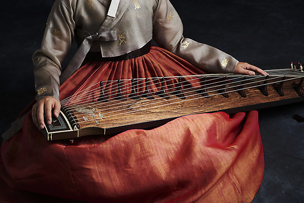 포토 JPG 스튜디오촬영 한국전통 여자 40대 중년 연주 검은배경 실내 국악기 국악 한명 상반신 앞모습 한국인 한복 오브젝트 가야금 중년여자한명만 국내포토 1 전통 악기 음악 뷰포인트 백그라운드 현악기 한국 사람 동양인 성인 내부 검은색 전통의상 여자한명만 중년여자만 파일형식