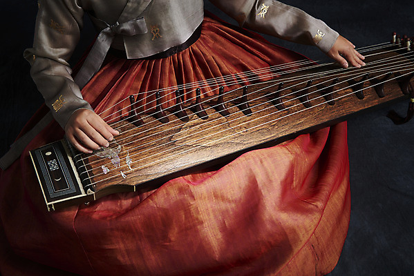 포토 JPG 스튜디오촬영 한국전통 여자 40대 중년 연주 검은배경 실내 국악기 국악 한명 상반신 앞모습 한국인 한복 오브젝트 가야금 중년여자한명만 국내포토 1 전통 악기 음악 뷰포인트 백그라운드 현악기 한국 사람 동양인 성인 내부 검은색 전통의상 여자한명만 중년여자만 파일형식