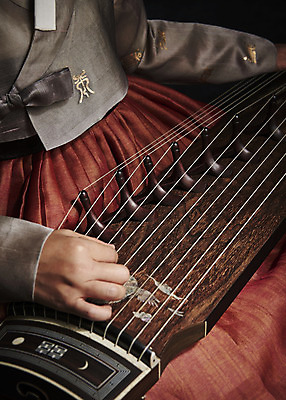 포토 JPG 스튜디오촬영 한국전통 여자 40대 중년 연주 검은배경 실내 국악기 국악 한명 상반신 앞모습 한국인 한복 오브젝트 가야금 중년여자한명만 국내포토 1 전통 악기 음악 뷰포인트 백그라운드 현악기 한국 사람 동양인 성인 내부 검은색 전통의상 여자한명만 중년여자만 파일형식