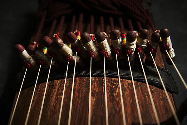 포토 JPG 스튜디오촬영 한국전통 검은배경 실내 국악기 국악 근접촬영 사람없음 오브젝트 가야금 국내포토 전통 악기 음악 뷰포인트 백그라운드 현악기 한국 내부 검은색 파일형식