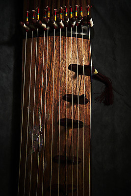 포토 JPG 스튜디오촬영 한국전통 검은배경 실내 국악기 국악 근접촬영 사람없음 하이앵글 오브젝트 가야금 국내포토 전통 악기 음악 뷰포인트 백그라운드 현악기 한국 내부 검은색 파일형식