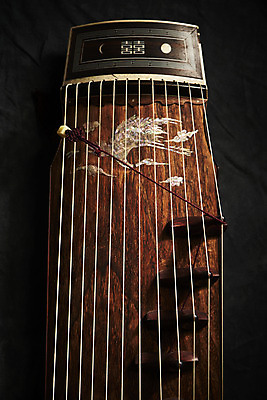 포토 JPG 스튜디오촬영 한국전통 검은배경 실내 국악기 국악 근접촬영 사람없음 오브젝트 가야금 국내포토 전통 악기 음악 뷰포인트 백그라운드 현악기 한국 내부 검은색 파일형식