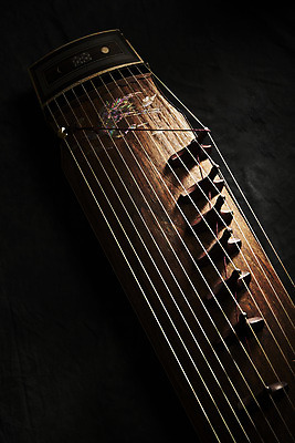 포토 JPG 스튜디오촬영 한국전통 검은배경 실내 국악기 국악 근접촬영 사람없음 하이앵글 오브젝트 아쟁 국내포토 전통 악기 음악 뷰포인트 백그라운드 현악기 한국 내부 검은색 파일형식