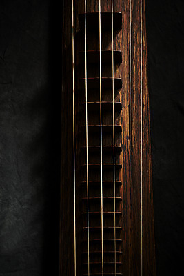 포토 JPG 스튜디오촬영 한국전통 검은배경 실내 국악기 국악 근접촬영 사람없음 오브젝트 거문고 국내포토 전통 악기 음악 뷰포인트 백그라운드 현악기 한국 내부 검은색 파일형식