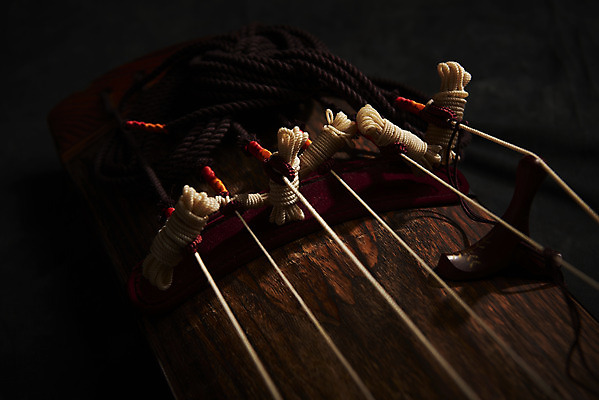 포토 JPG 스튜디오촬영 한국전통 검은배경 실내 국악기 국악 근접촬영 사람없음 오브젝트 거문고 국내포토 전통 악기 음악 뷰포인트 백그라운드 현악기 한국 내부 검은색 파일형식