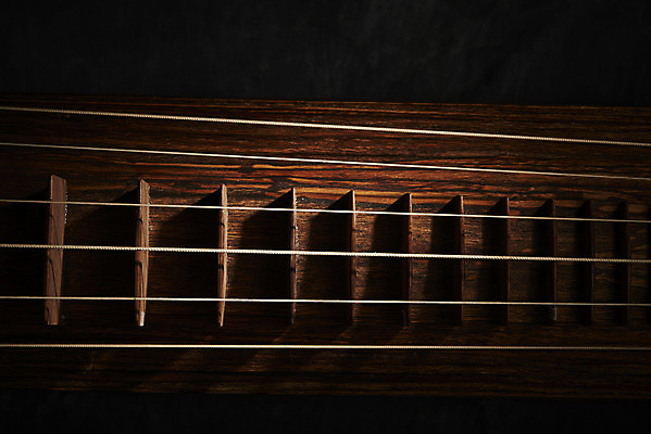 포토 JPG 스튜디오촬영 한국전통 검은배경 실내 국악기 국악 근접촬영 사람없음 오브젝트 거문고 국내포토 전통 악기 음악 뷰포인트 백그라운드 현악기 한국 내부 검은색 파일형식