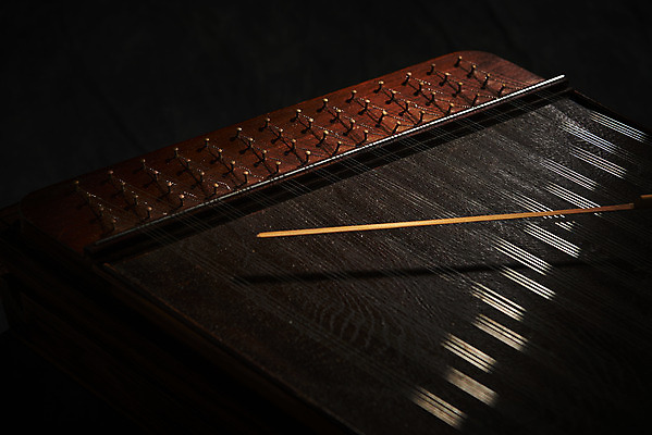 포토 JPG 스튜디오촬영 한국전통 검은배경 실내 국악기 국악 근접촬영 사람없음 오브젝트 양금 국내포토 전통 악기 음악 뷰포인트 백그라운드 한국 내부 검은색 파일형식