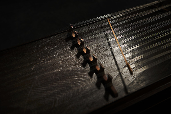 포토 JPG 스튜디오촬영 한국전통 검은배경 실내 국악기 국악 근접촬영 사람없음 오브젝트 양금 국내포토 전통 악기 음악 뷰포인트 백그라운드 한국 내부 검은색 파일형식