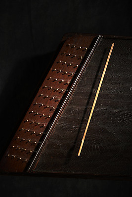 포토 JPG 스튜디오촬영 한국전통 검은배경 실내 국악기 국악 근접촬영 사람없음 오브젝트 양금 국내포토 전통 악기 음악 뷰포인트 백그라운드 한국 내부 검은색 파일형식