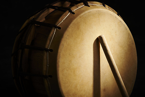 포토 JPG 스튜디오촬영 한국전통 검은배경 실내 국악기 국악 근접촬영 사람없음 북 오브젝트 국내포토 전통 악기 음악 뷰포인트 백그라운드 타악기 한국 내부 검은색 파일형식