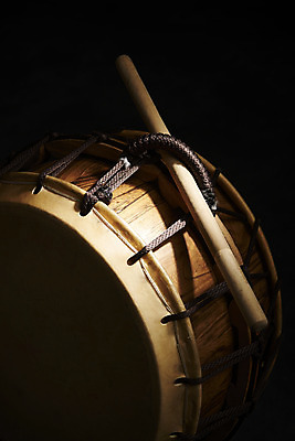 포토 JPG 스튜디오촬영 한국전통 검은배경 실내 국악기 국악 근접촬영 사람없음 북 오브젝트 국내포토 전통 악기 음악 뷰포인트 백그라운드 타악기 한국 내부 검은색 파일형식