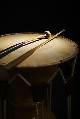 포토 JPG 스튜디오촬영 한국전통 검은배경 실내 국악기 국악 근접촬영 사람없음 오브젝트 장구 국내포토 전통 악기 음악 뷰포인트 백그라운드 타악기 한국 내부 검은색 파일형식