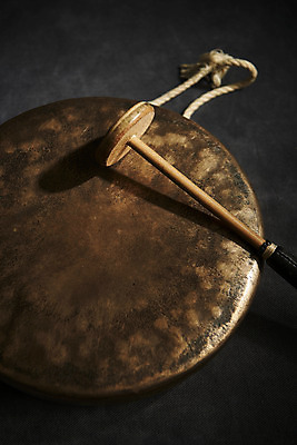 포토 JPG 스튜디오촬영 한국전통 검은배경 실내 국악기 국악 근접촬영 사람없음 오브젝트 꽹과리 국내포토 전통 악기 음악 뷰포인트 백그라운드 타악기 한국 내부 검은색 파일형식