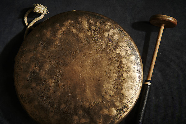 포토 JPG 스튜디오촬영 한국전통 검은배경 실내 국악기 국악 근접촬영 사람없음 오브젝트 꽹과리 국내포토 전통 악기 음악 뷰포인트 백그라운드 타악기 한국 내부 검은색 파일형식