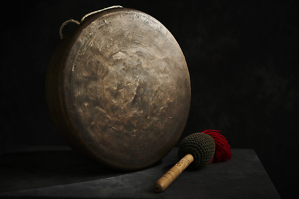 포토 JPG 스튜디오촬영 한국전통 검은배경 실내 국악기 국악 근접촬영 사람없음 오브젝트 징 국내포토 전통 악기 음악 뷰포인트 백그라운드 타악기 한국 내부 검은색 파일형식