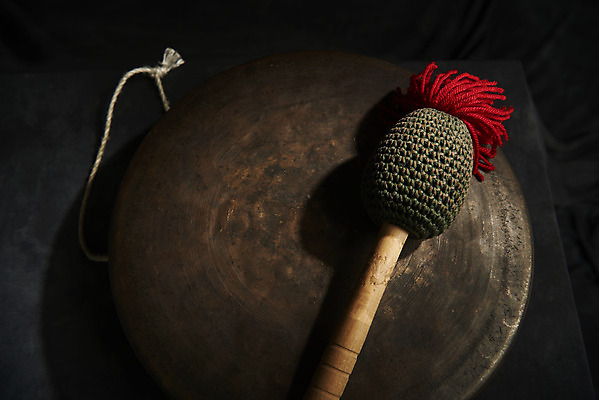 포토 JPG 스튜디오촬영 한국전통 검은배경 실내 국악기 국악 근접촬영 사람없음 오브젝트 징 국내포토 전통 악기 음악 뷰포인트 백그라운드 타악기 한국 내부 검은색 파일형식