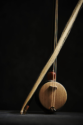 포토 JPG 스튜디오촬영 한국전통 검은배경 실내 국악기 국악 근접촬영 사람없음 오브젝트 해금 국내포토 전통 악기 음악 뷰포인트 백그라운드 현악기 한국 내부 검은색 파일형식