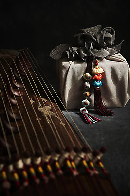 포토 JPG 스튜디오촬영 한국전통 검은배경 실내 국악기 국악 근접촬영 사람없음 오브젝트 보따리 가야금 국내포토 전통 악기 음악 뷰포인트 백그라운드 현악기 한국 내부 검은색 파일형식