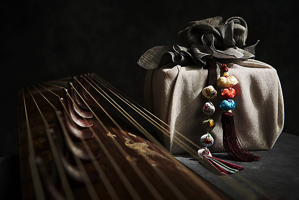 포토 JPG 스튜디오촬영 한국전통 검은배경 실내 국악기 국악 근접촬영 사람없음 오브젝트 보따리 가야금 국내포토 전통 악기 음악 뷰포인트 백그라운드 현악기 한국 내부 검은색 파일형식