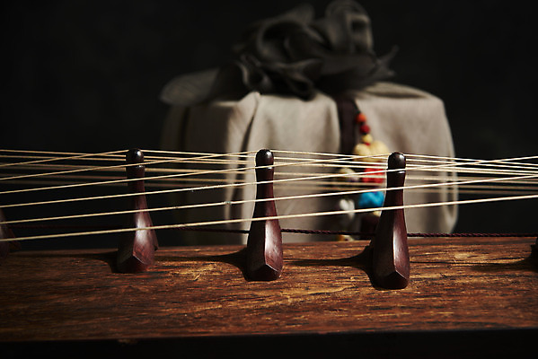 포토 JPG 스튜디오촬영 한국전통 검은배경 실내 국악기 국악 근접촬영 사람없음 오브젝트 보따리 가야금 국내포토 전통 악기 음악 뷰포인트 백그라운드 현악기 한국 내부 검은색 파일형식