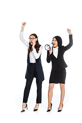 포토 JPG 스튜디오촬영 전신 서양인 외국인 여자 안경 비즈니스 응원 실내 서기 누끼 사람 성인 두명 앞모습 손들기 확성기 경쟁 외침 분노 비즈니스우먼 하이힐 동료 흰배경 우크라이나 성인여자만 성인만 국내포토 잡화 감정 유럽 구두 뷰포인트 백그라운드 컨셉 관계 모션 인종 내부 소리 흰색 직장인 여성화 여자만 파일형식