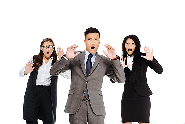 포토 JPG 스튜디오촬영 서양인 외국인 여자 남자 안경 비즈니스 협력 실내 입벌림 서기 누끼 사람 동양인 정장 상반신 성인 앞모습 세명 손들기 놀람 비즈니스맨 비즈니스우먼 흰배경 충격 우크라이나 성인만 국내포토 잡화 옷 감정 유럽 뷰포인트 백그라운드 모션 표정 인종 내부 흰색 직장인 파일형식