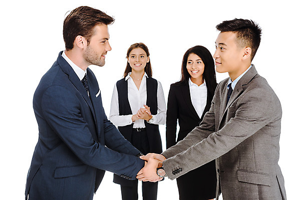 포토 JPG 스튜디오촬영 서양인 외국인 손 응시 여자 남자 비즈니스 협력 악수 실내 협상 서기 미소 누끼 사람 동양인 여러명 상반신 성인 앞모습 옆모습 잡기 비즈니스맨 비즈니스우먼 스마트 동료 계약 흰배경 동맹 우크라이나 성인만 국내포토 시선 유럽 뷰포인트 다수 백그라운드 컨셉 관계 모션 표정 인종 손짓 내부 신체부위 흰색 직장인 파일형식
