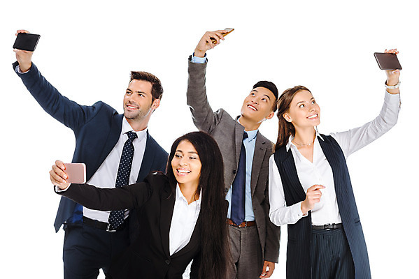 포토 JPG 스튜디오촬영 서양인 외국인 손 여자 남자 비즈니스 협력 실내 미소 들기 누끼 사람 동양인 정장 여러명 상반신 성인 앞모습 스마트폰 손들기 사진촬영 비즈니스맨 비즈니스우먼 셀프카메라 동료 즐거움 흰배경 우크라이나 성인만 국내포토 옷 감정 유럽 뷰포인트 다수 백그라운드 관계 모션 표정 인종 내부 신체부위 핸드폰 스마트기기 촬영 흰색 직장인 파일형식