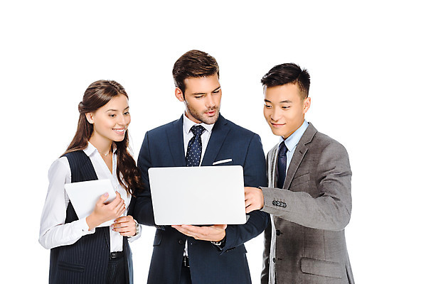 포토 JPG 스튜디오촬영 서양인 외국인 응시 여자 남자 비즈니스 손가락 협력 실내 대화 미소 들기 누끼 사람 동양인 상반신 성인 앞모습 세명 노트북 태블릿 가리킴 비즈니스맨 비즈니스우먼 스마트 흰배경 우크라이나 성인만 국내포토 손 시선 유럽 뷰포인트 백그라운드 컨셉 모션 표정 말하기 인종 손짓 내부 전자제품 스마트기기 흰색 직장인 파일형식