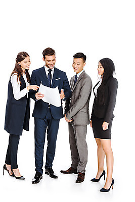 포토 JPG 스튜디오촬영 전신 서양인 외국인 손 응시 여자 남자 비즈니스 손가락 협력 실내 대화 서기 미소 들기 누끼 사람 동양인 여러명 성인 앞모습 옆모습 가리킴 비즈니스맨 비즈니스우먼 하이힐 스마트 동료 흰배경 손모으기 우크라이나 성인만 국내포토 시선 유럽 구두 뷰포인트 다수 백그라운드 컨셉 관계 모션 표정 말하기 인종 손짓 내부 신체부위 흰색 직장인 여성화 파일형식