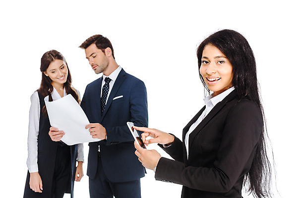 포토 JPG 스튜디오촬영 서양인 외국인 응시 여자 남자 종이 비즈니스 손가락 협력 실내 대화 미소 들기 누끼 사람 상반신 성인 앞모습 옆모습 세명 스마트폰 가리킴 비즈니스맨 비즈니스우먼 스마트 흰배경 우크라이나 성인만 국내포토 손 시선 유럽 뷰포인트 백그라운드 컨셉 모션 표정 말하기 인종 손짓 내부 핸드폰 스마트기기 흰색 직장인 파일형식